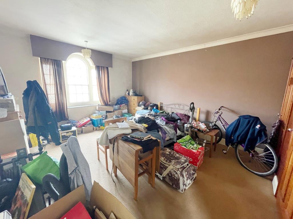 Lot: 109 - PUB WITH COURTYARD GARDEN AND FLAT ABOVE IN COASTAL TOWN - Bedroom 1 in the first floor flat above the mariners tavern
